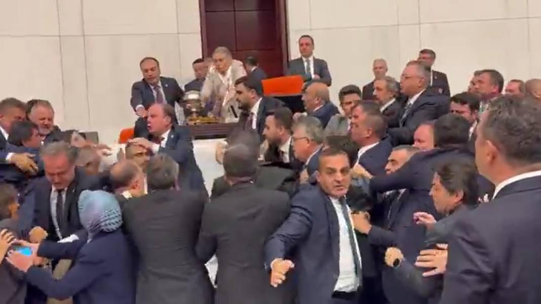 Alpay Özalan'ın Ahmet Şık'a saldırıp kaçmasının yakın görüntüleri ortaya çıktı - Resim: 6